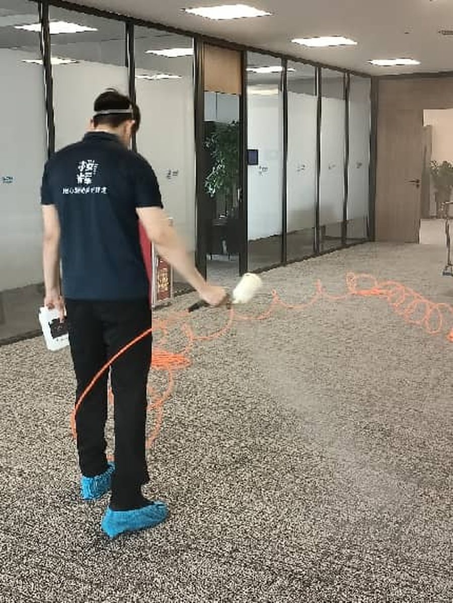 办公空间 · 地面与家具表面